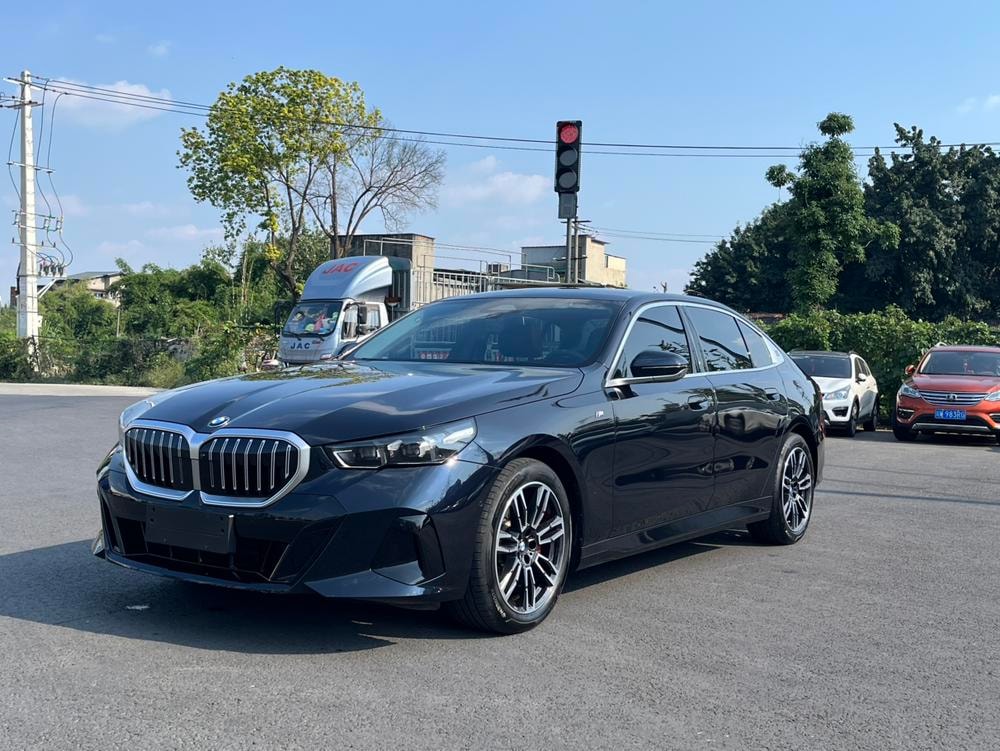 BMW 5-Series 2025 — фото автомобиля