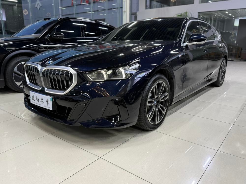 BMW 5-Series 2025 — фото автомобиля