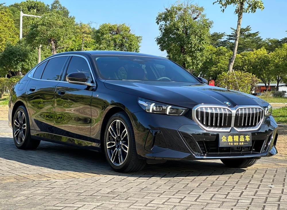 BMW 5-Series 2025 — фото автомобиля