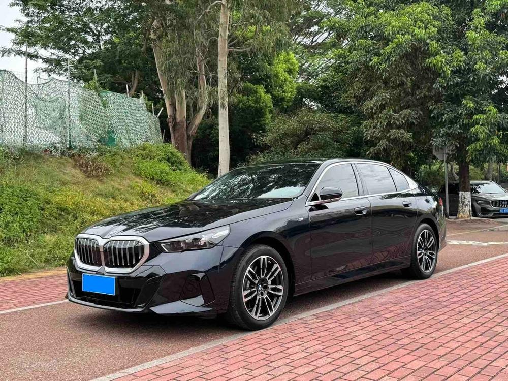 BMW 5-Series 2025 — фото автомобиля
