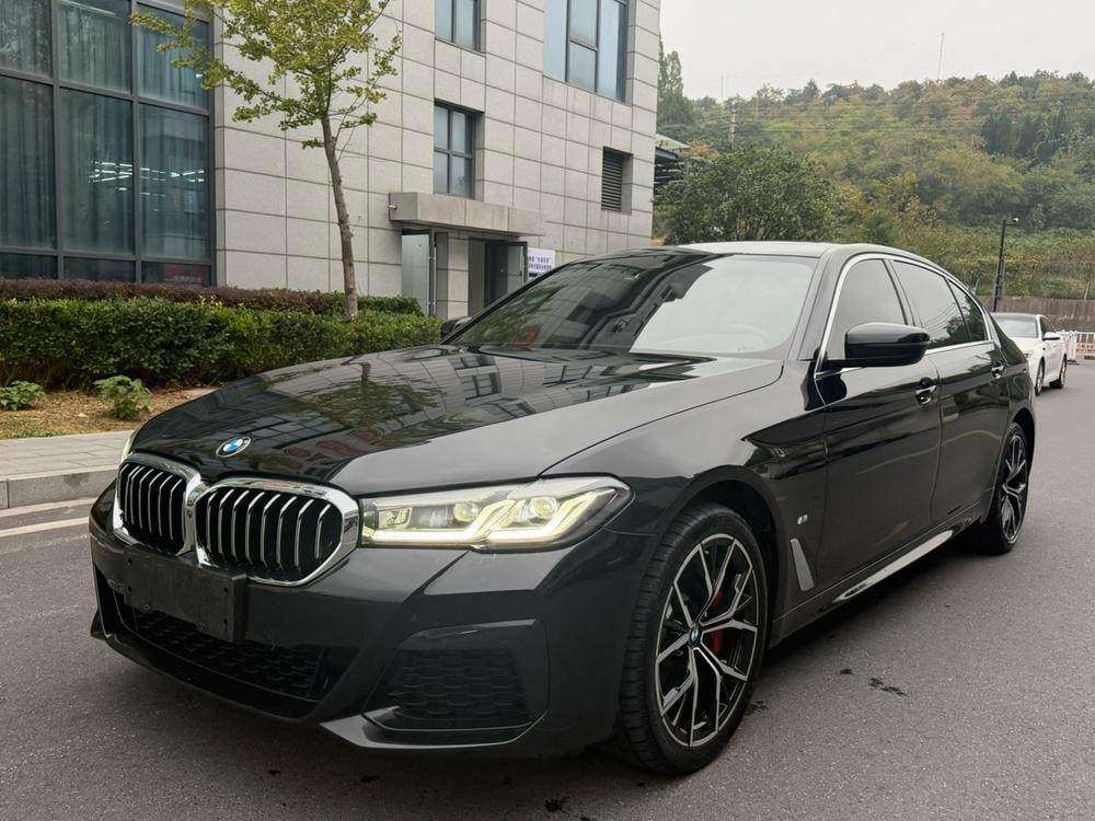 BMW 5-Series 2023 — фото автомобиля