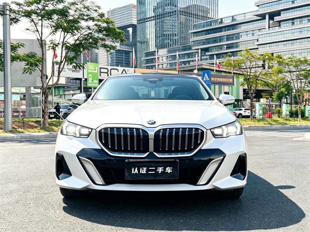 BMW 5-Series 2024 — фото автомобиля