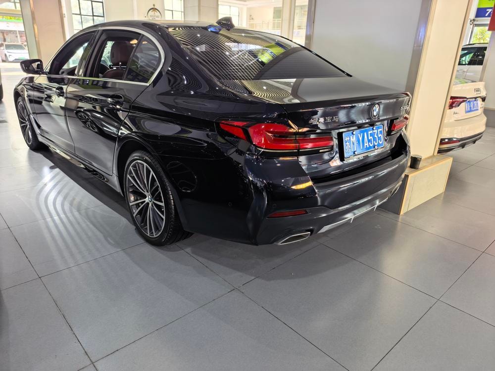BMW 5-Series 2022 — фото автомобиля