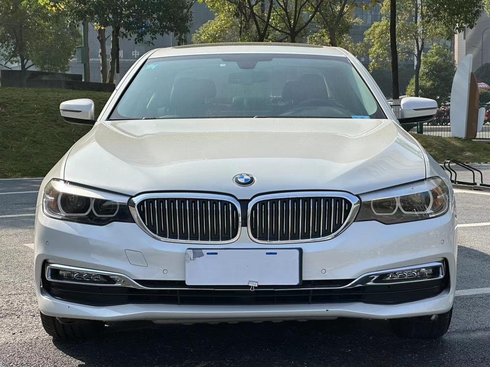 BMW 5-Series 2018 — фото автомобиля