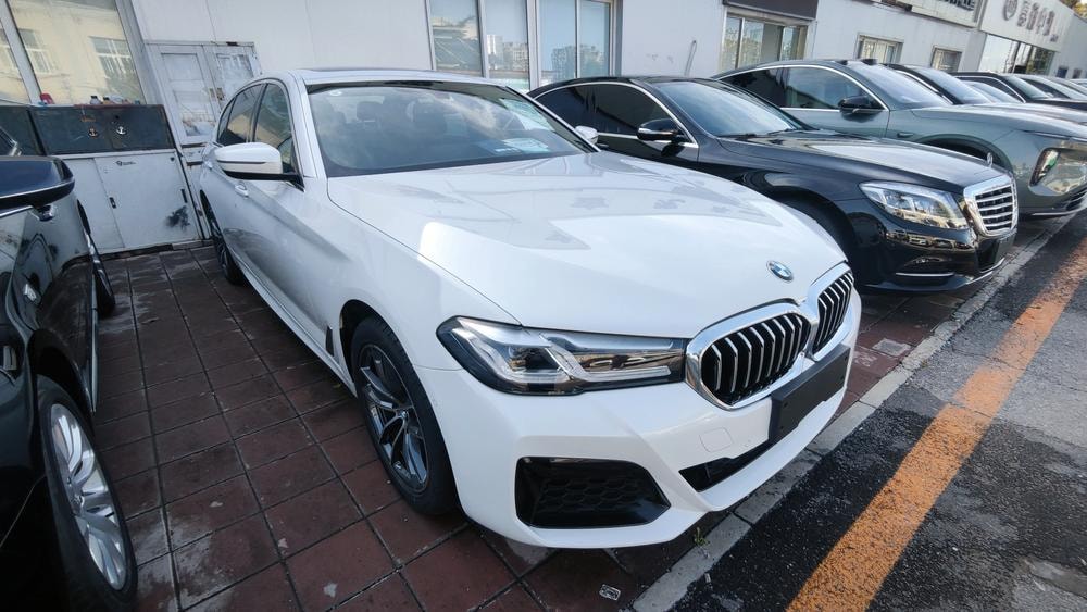 BMW 5-Series 2023 — фото автомобиля