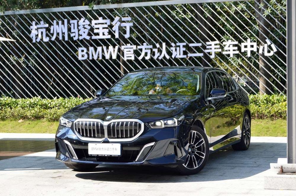 BMW 5-Series 2024 — фото автомобиля 1