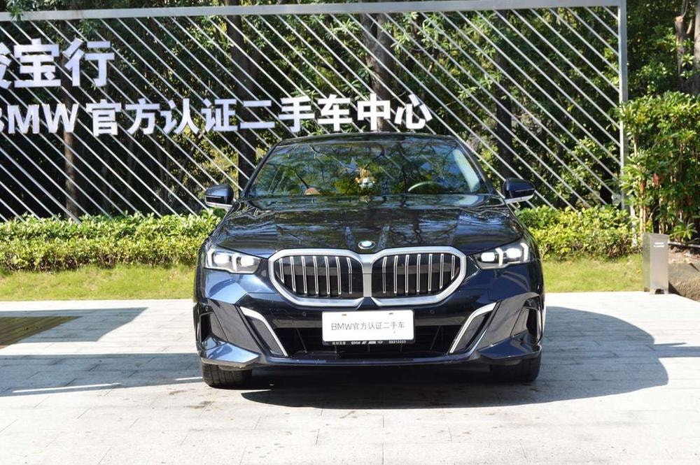 BMW 5-Series 2024 — фото автомобиля
