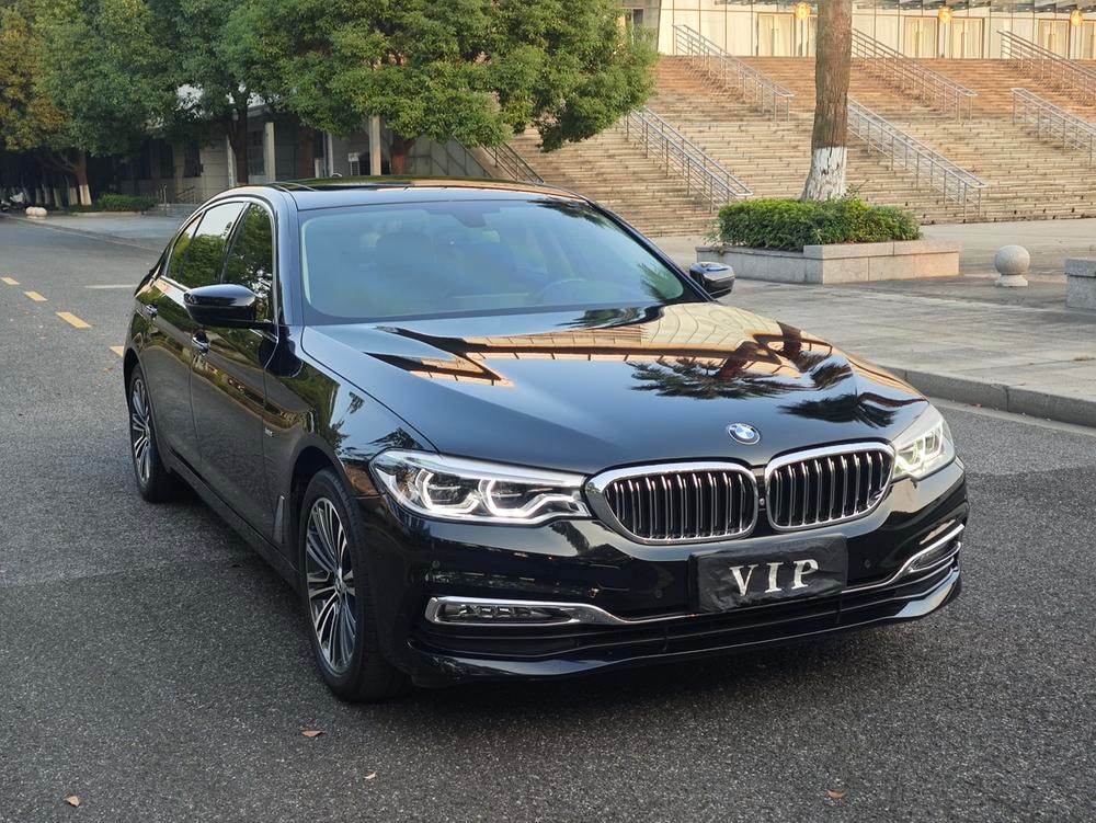 BMW 5-Series 2018 — фото автомобиля