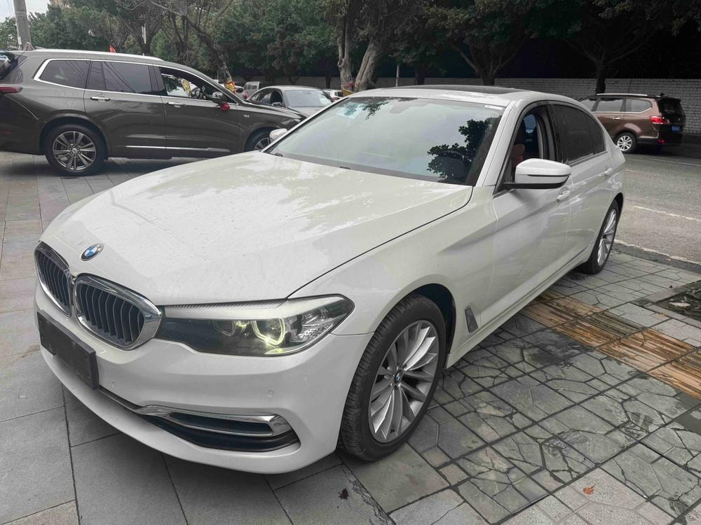 BMW 5-Series 2019 — фото автомобиля