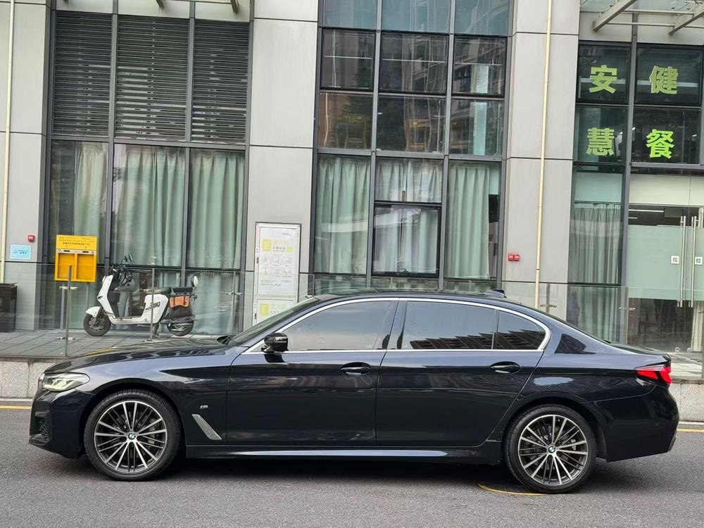 BMW 5-Series 2022 — фото автомобиля