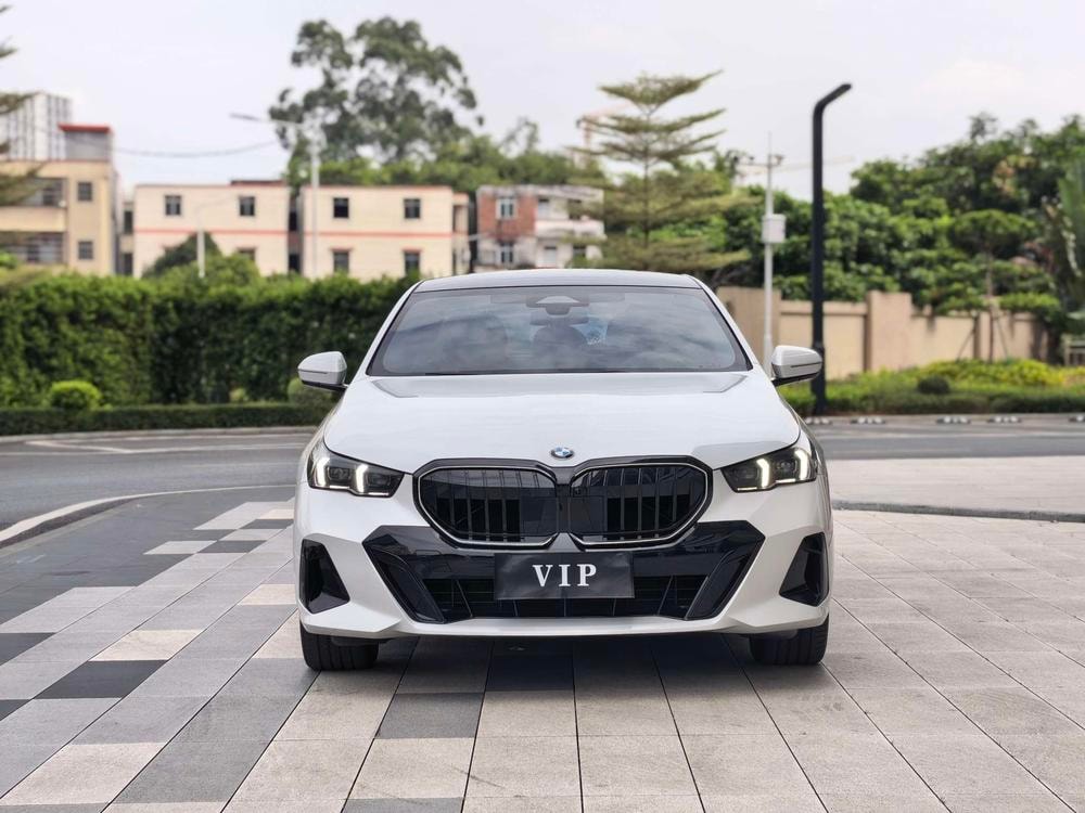 BMW 5-Series 2026 — фото автомобиля