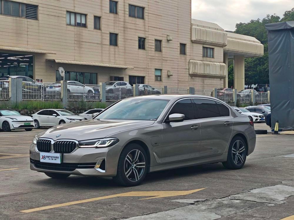 BMW 5-Series PHEV 2022 — фото автомобиля 1
