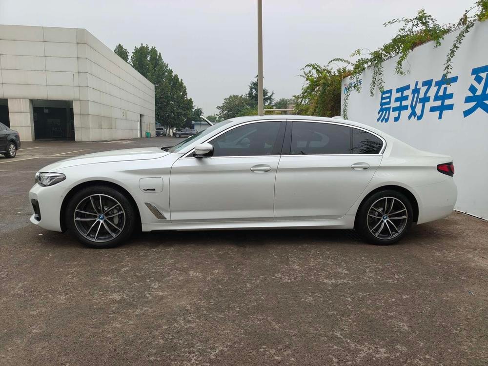 BMW 5-Series PHEV 2022 — фото автомобиля