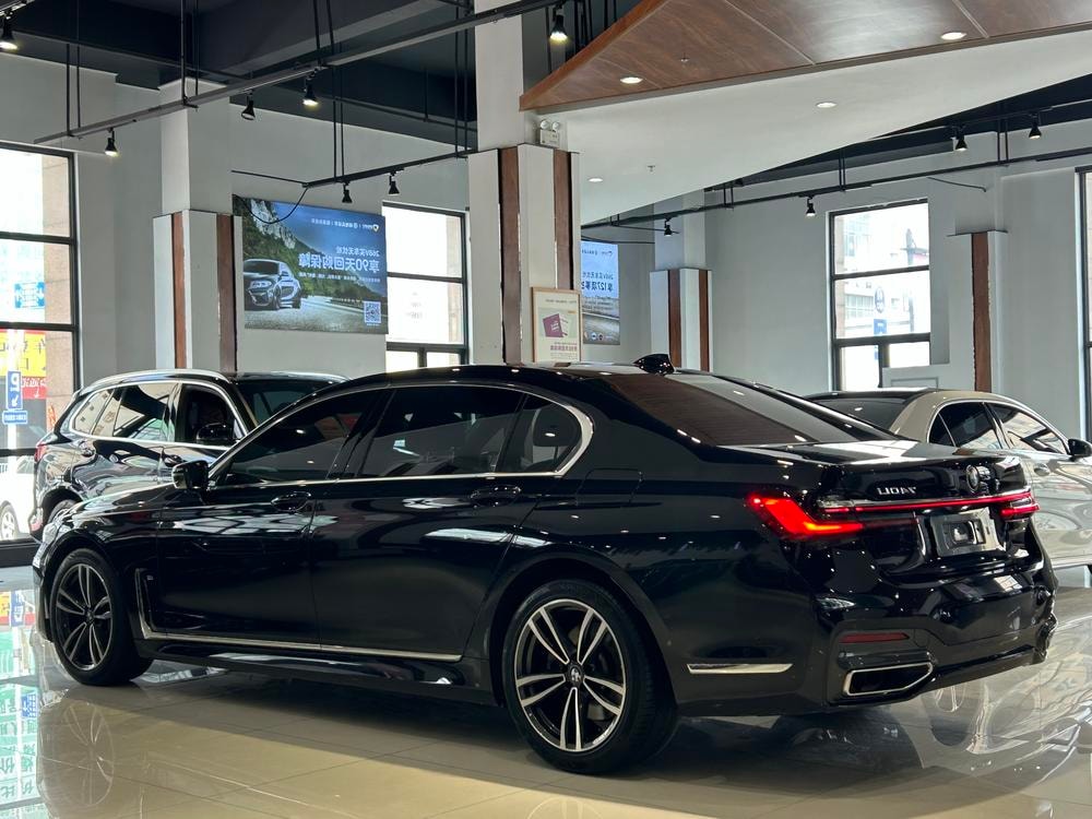 BMW 7-Series 2021 — фото автомобиля 1