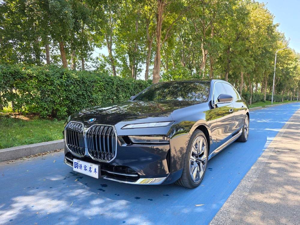 BMW 7-Series 2023 — фото автомобиля
