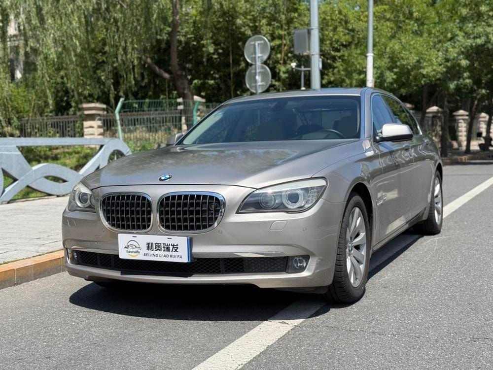 BMW 7-Series 2011 — фото автомобиля 1