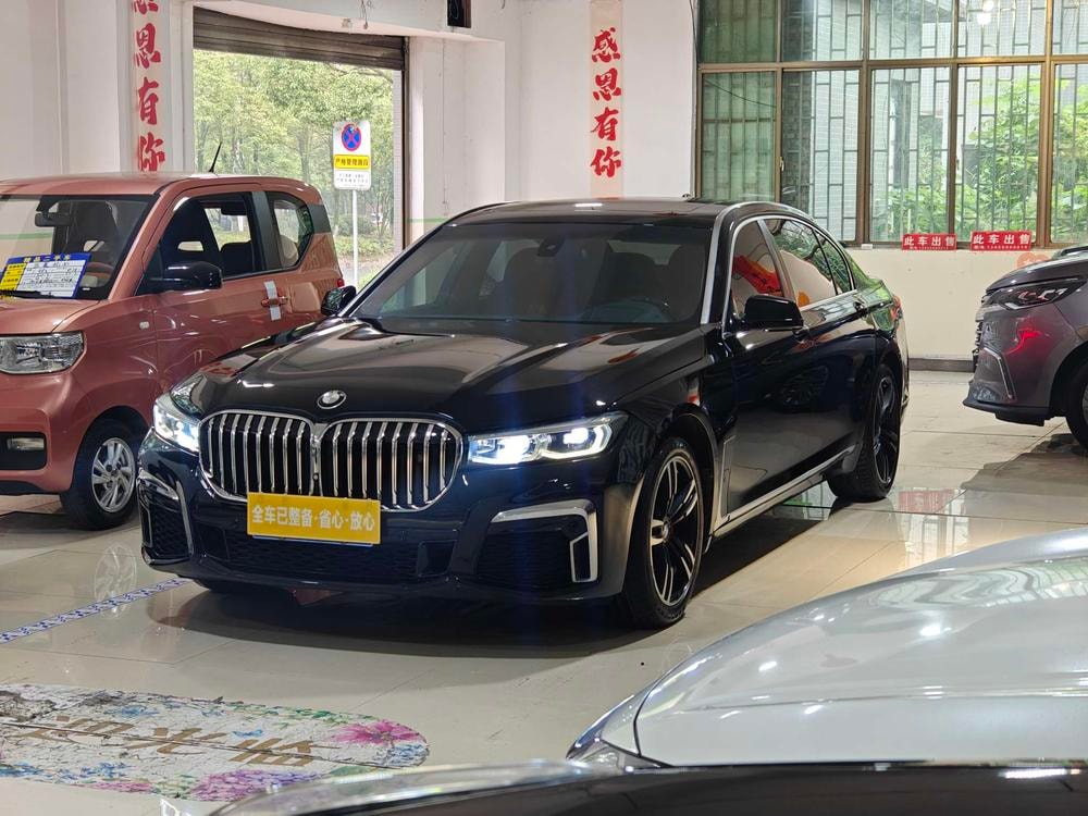 BMW 7-Series 2011 — фото автомобиля