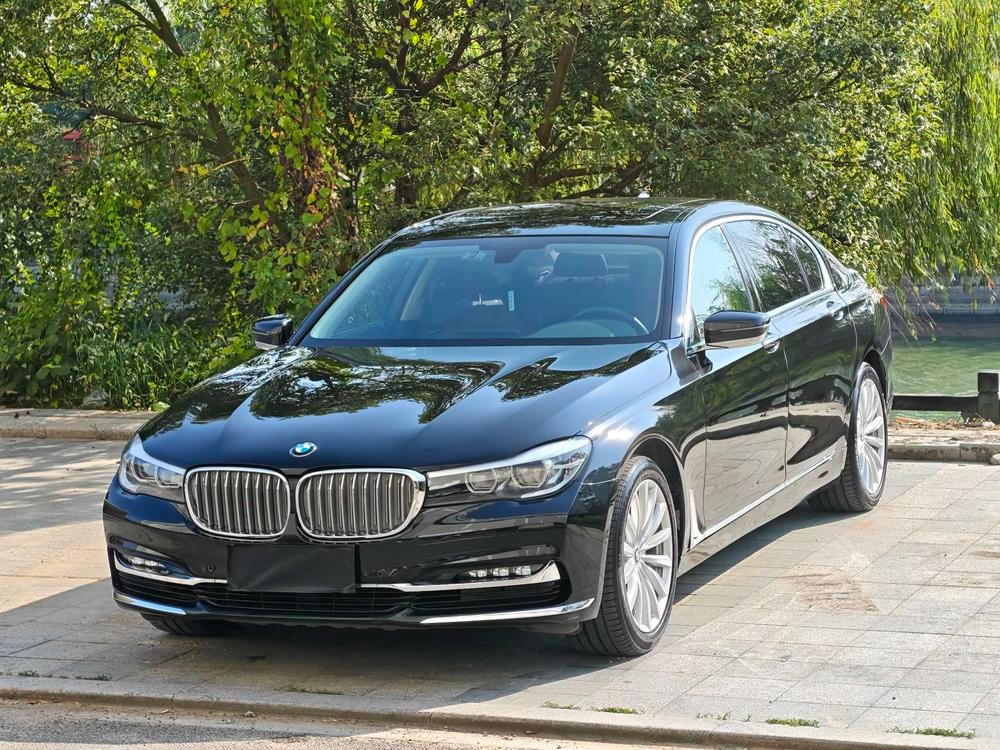 BMW 7-Series 2018 — фото автомобиля 1