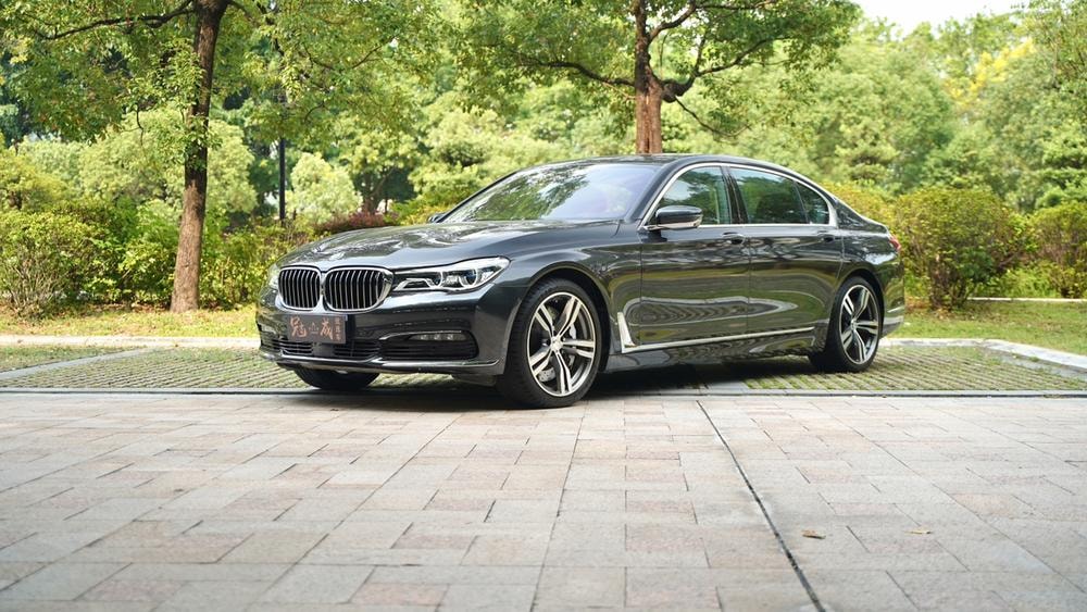 BMW 7-Series 2016 — фото автомобиля 1