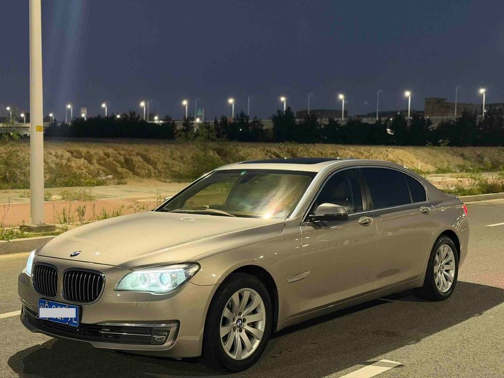 BMW 7-Series 2013 — фото автомобиля