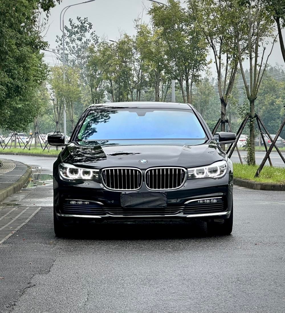 BMW 7-Series 2017 — фото автомобиля 1