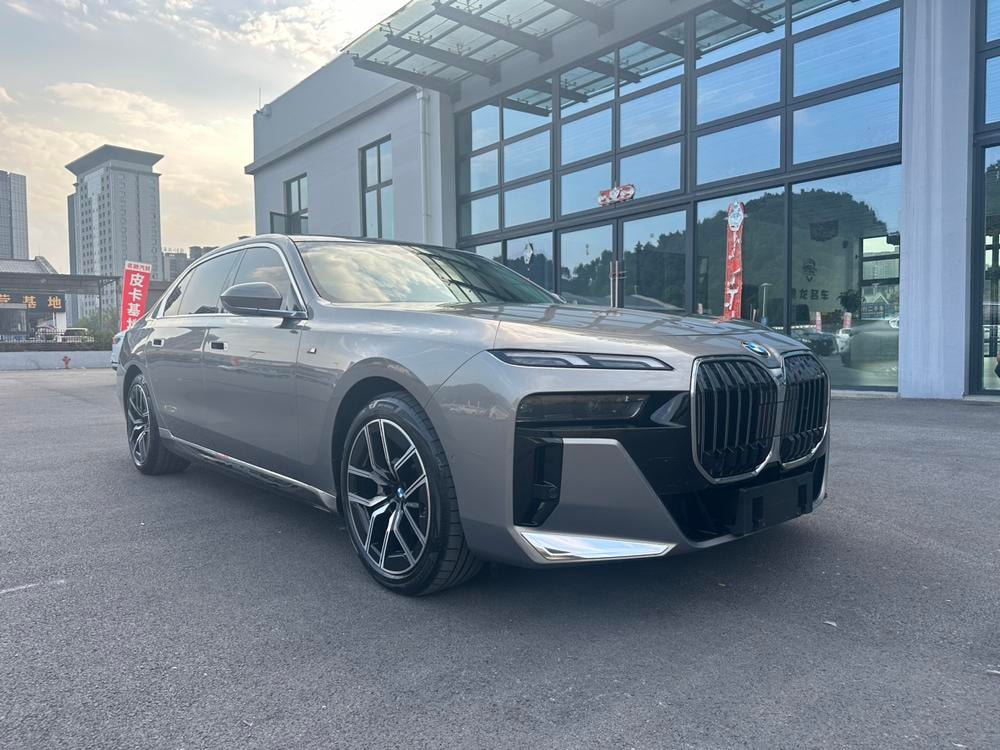BMW 7-Series 2023 — фото автомобиля