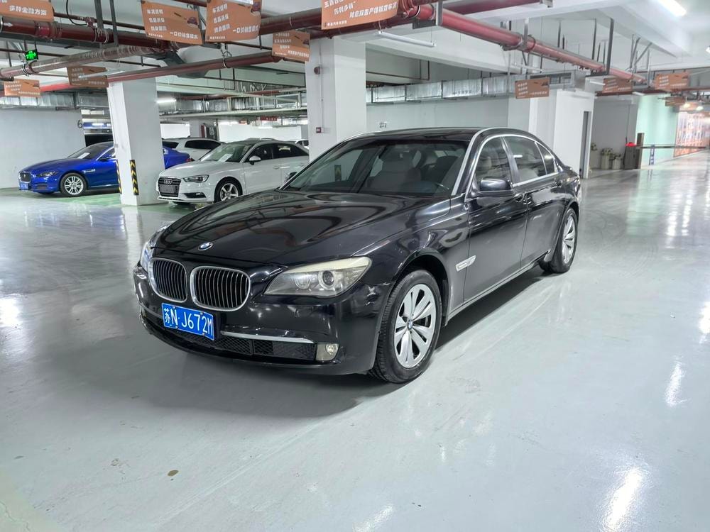 BMW 7-Series 2011 — фото автомобиля