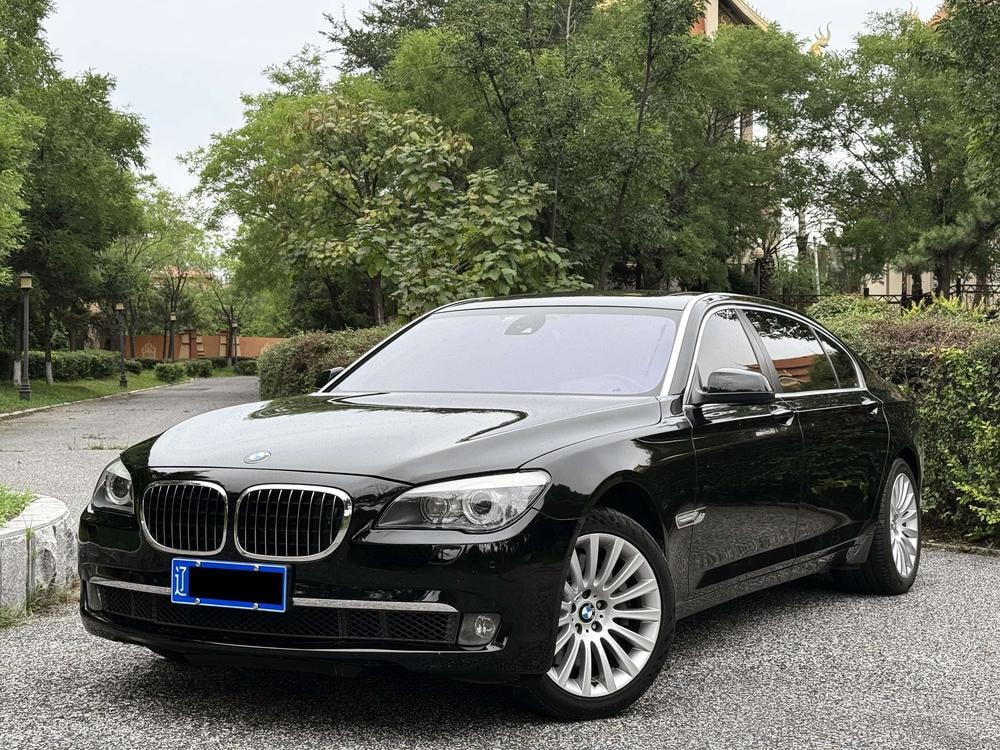 BMW 7-Series 2012 — фото автомобиля