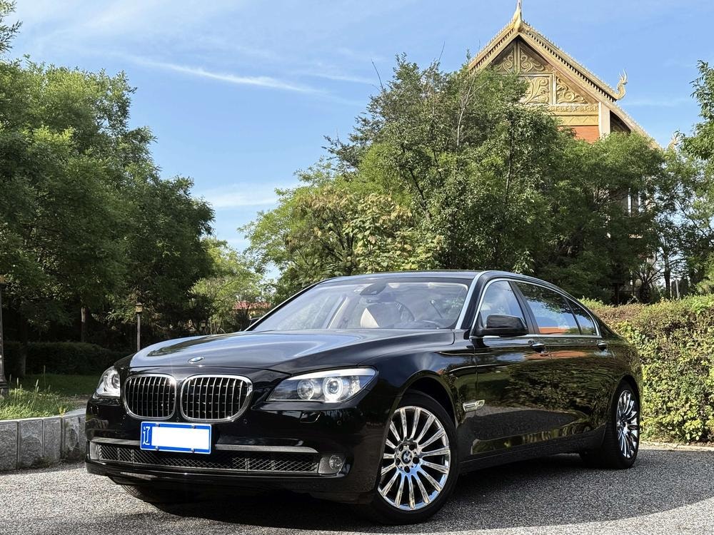BMW 7-Series 2011 — фото автомобиля 1
