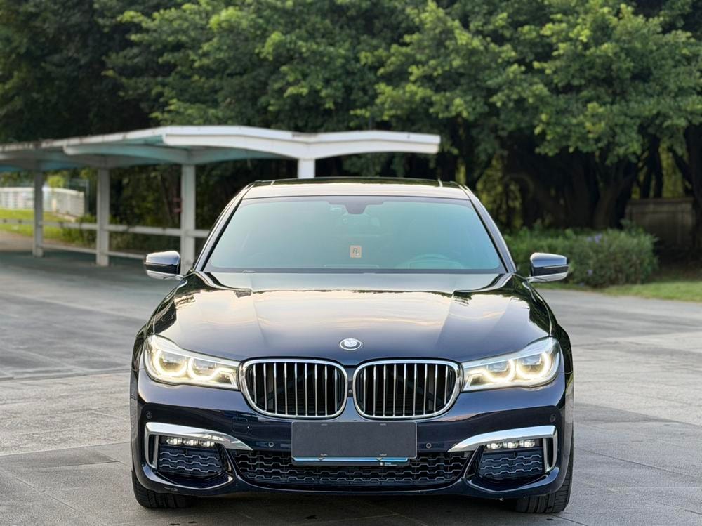 BMW 7-Series 2018 — фото автомобиля 1