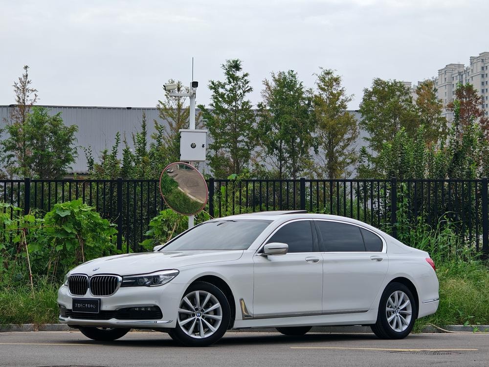 BMW 7-Series 2017 — фото автомобиля 1
