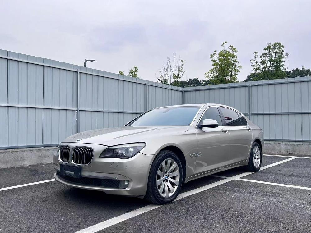 BMW 7-Series 2011 — фото автомобиля 1