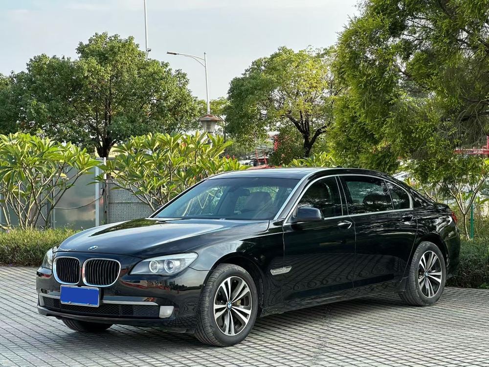 BMW 7-Series 2011 — фото автомобиля 1