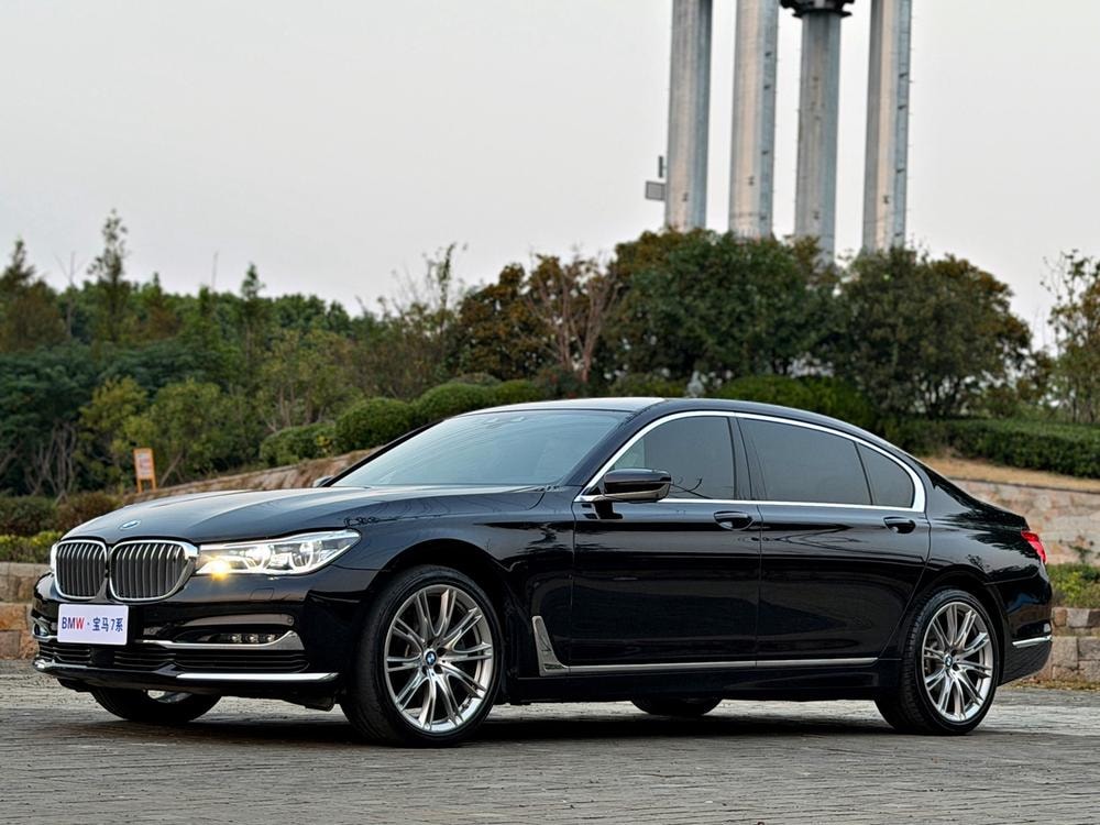 BMW 7-Series 2017 — фото автомобиля 1