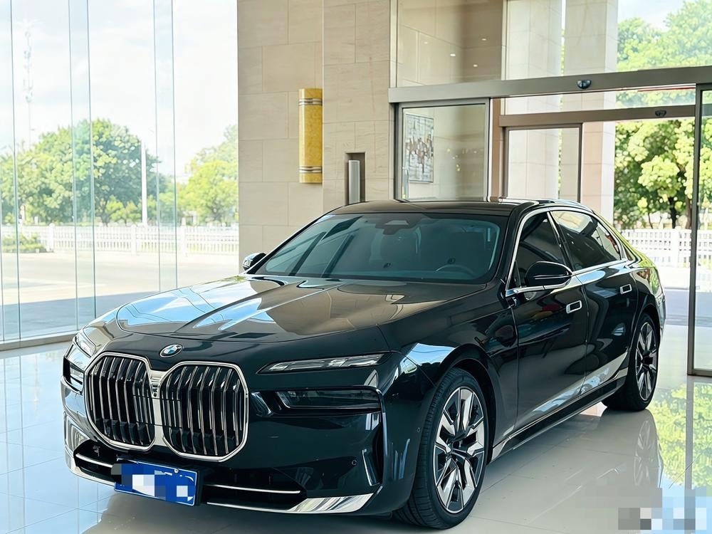 BMW 7-Series 2023 — фото автомобиля 1