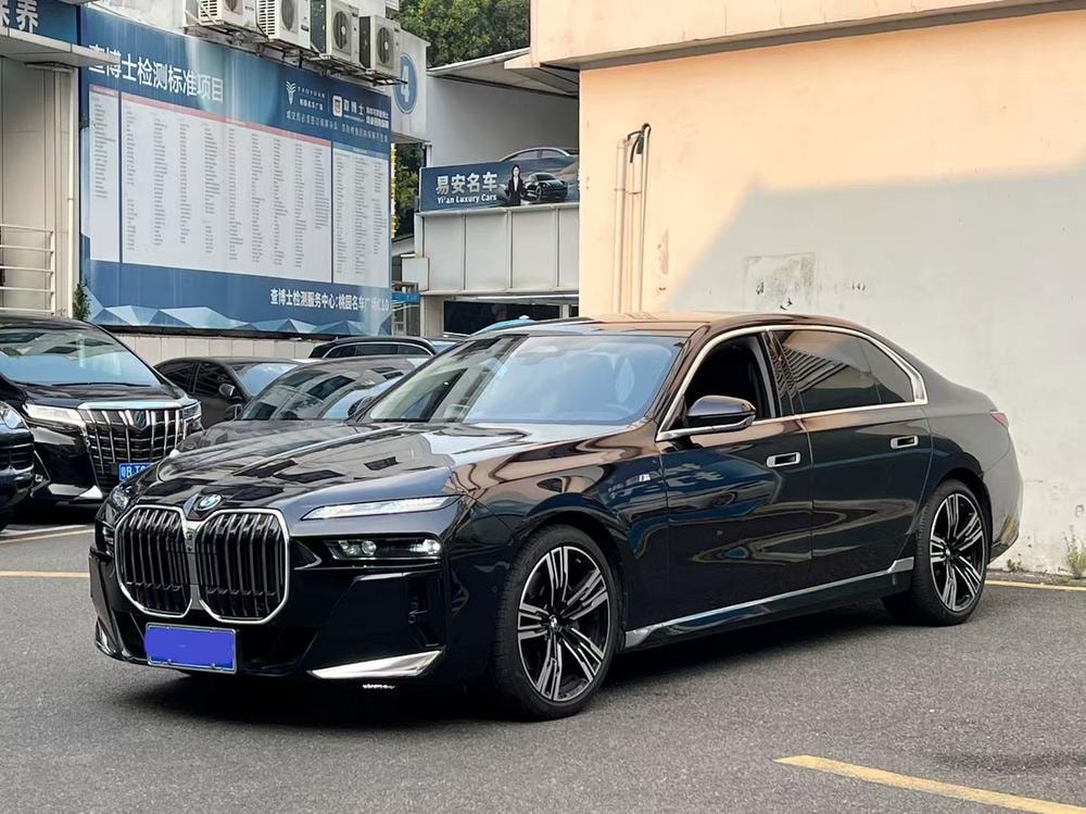 BMW 7-Series 2023 — фото автомобиля
