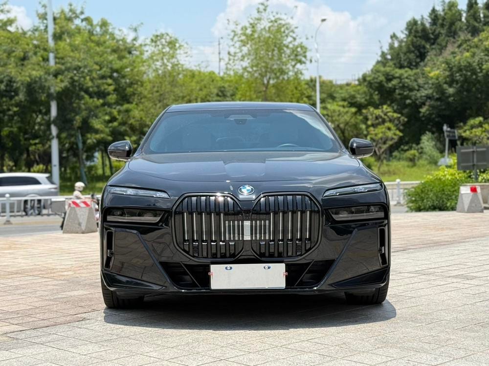 BMW 7-Series 2023 — фото автомобиля