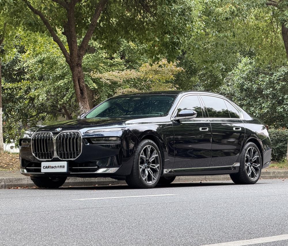 BMW 7-Series 2023 — фото автомобиля 1