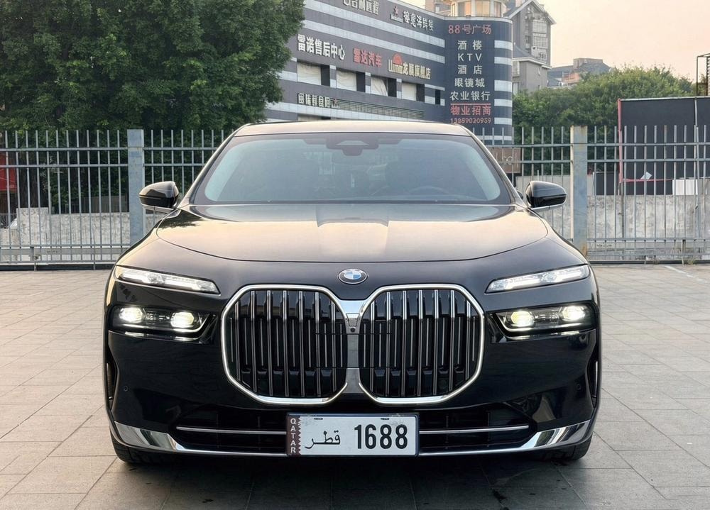 BMW 7-Series 2023 — фото автомобиля 1