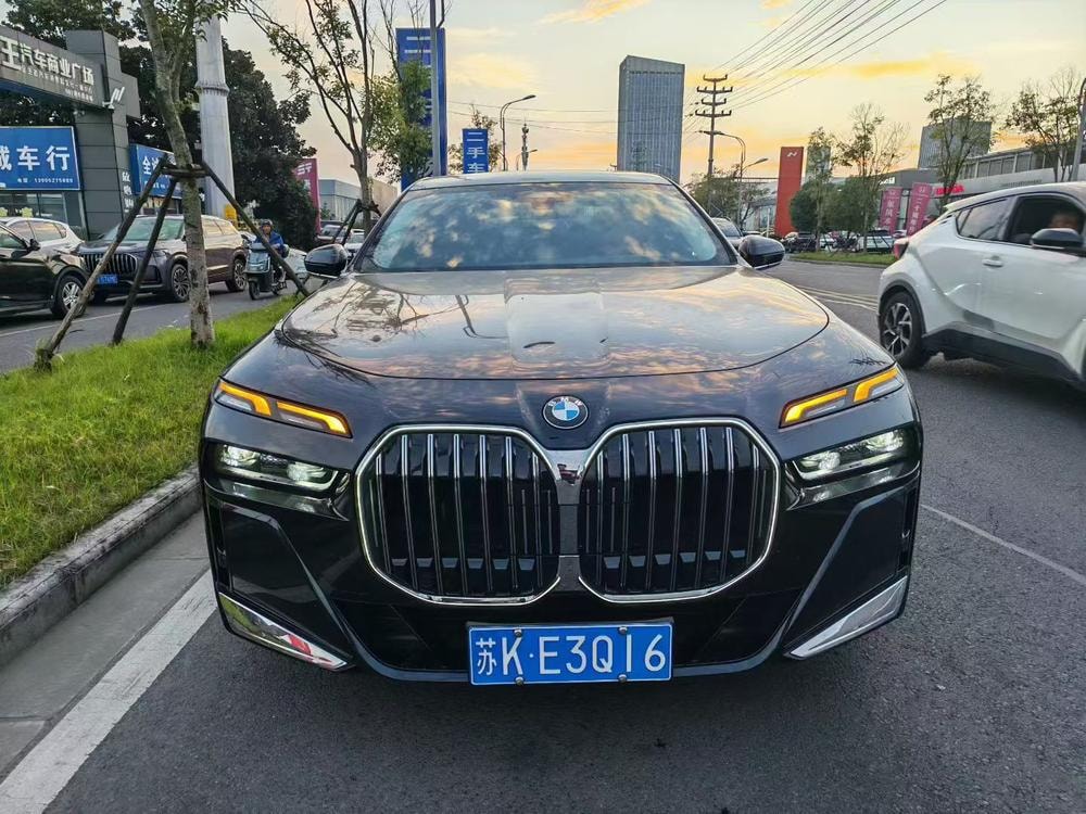 BMW 7-Series 2023 — фото автомобиля 1