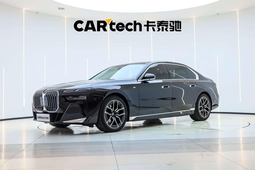 BMW 7-Series 2023 — фото автомобиля 1