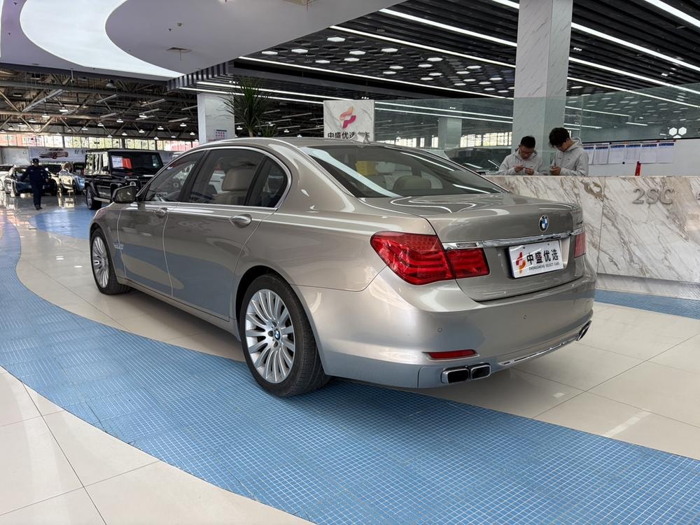 BMW 7-Series 2010 — фото автомобиля