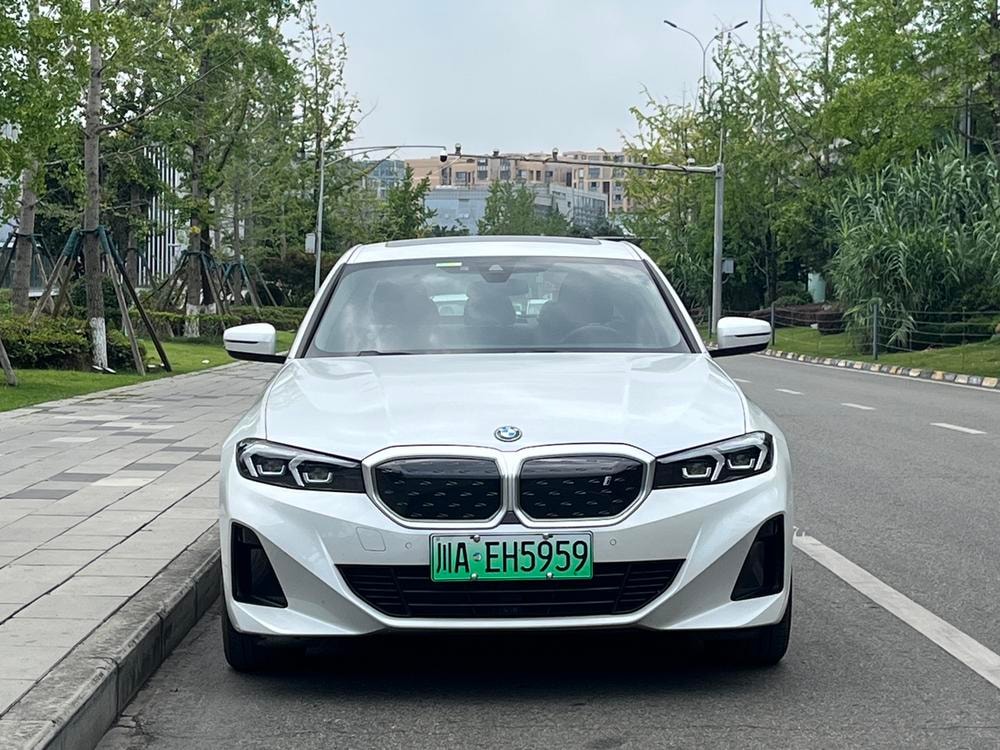 BMW i3 2022 — фото автомобиля 1