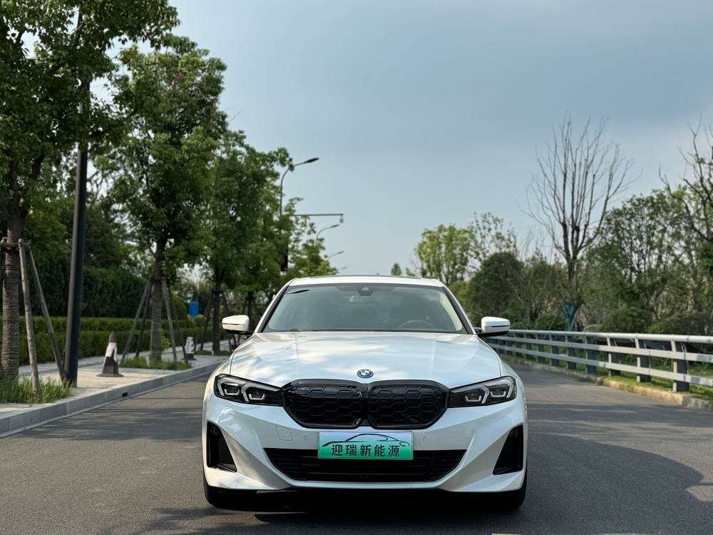 BMW i3 2022 — фото автомобиля 1