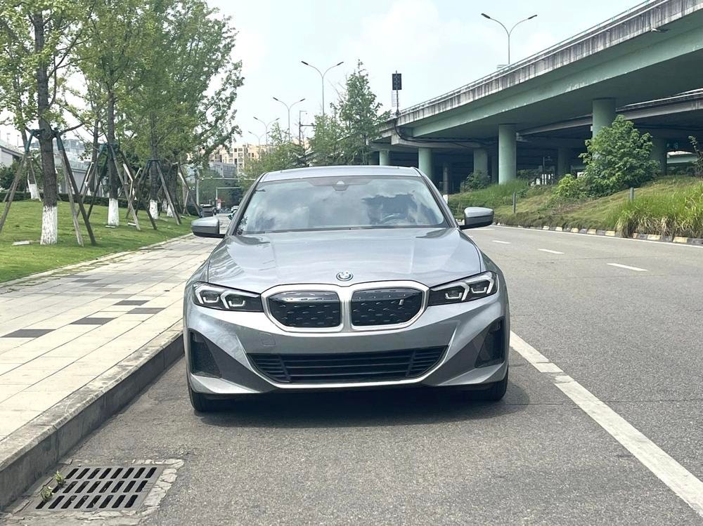 BMW i3 2022 — фото автомобиля