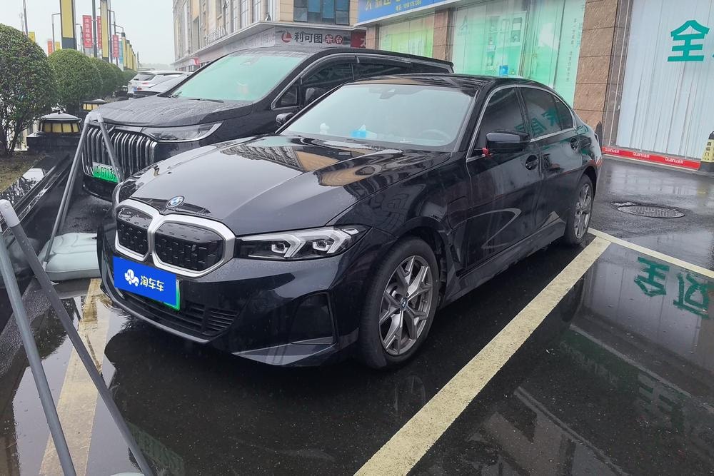 BMW i3 2023 — фото автомобиля 1