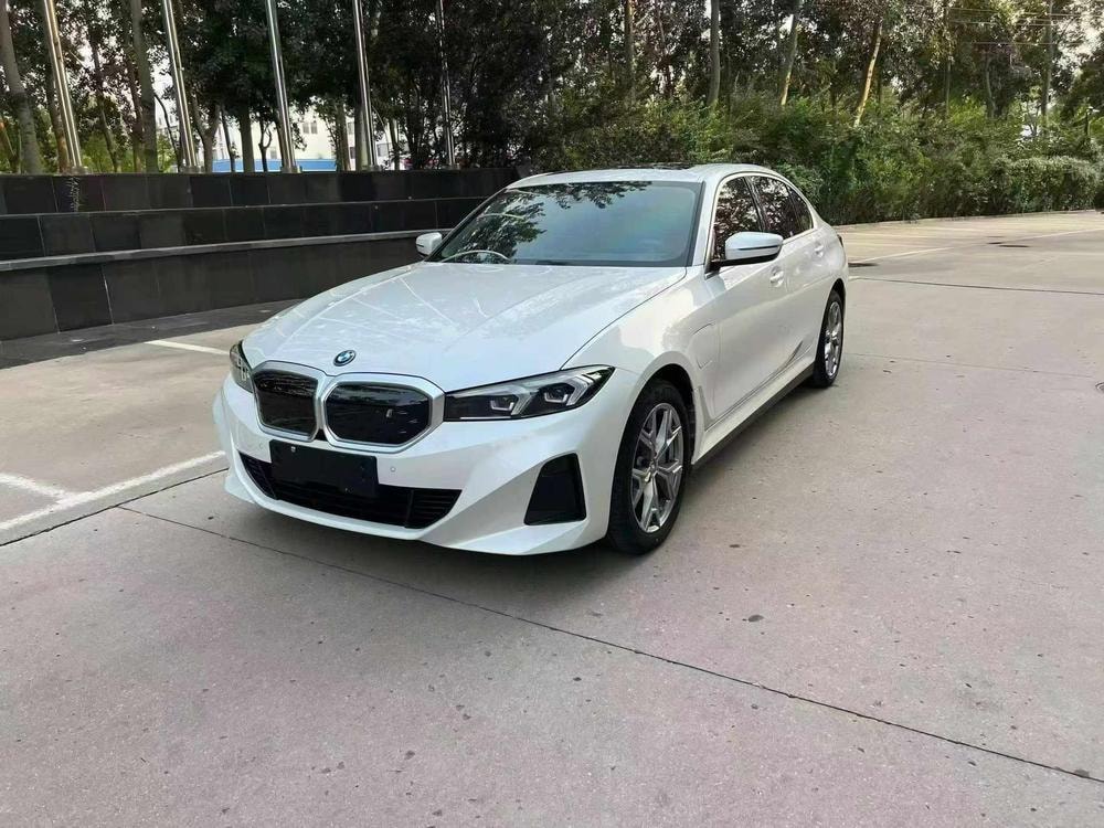 BMW i3 2023 — фото автомобиля 1