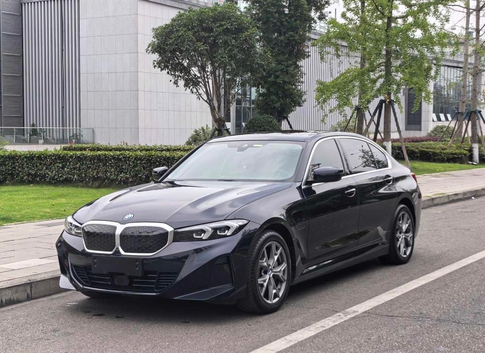 BMW i3 2025 — фото автомобиля 1