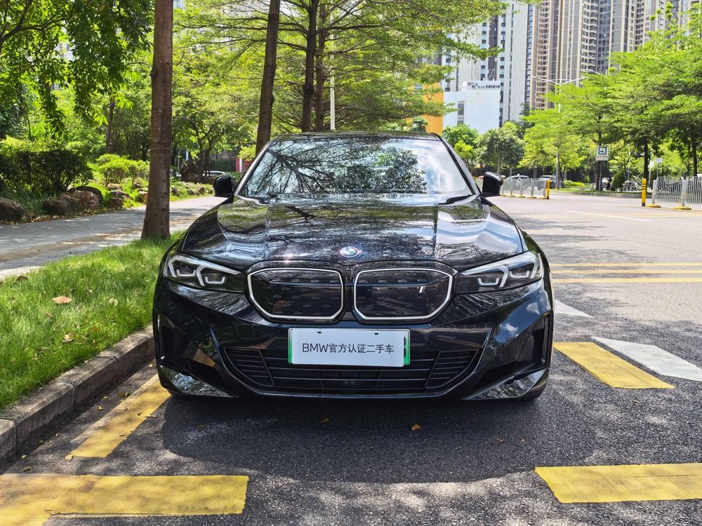BMW i3 2023 — фото автомобиля 1