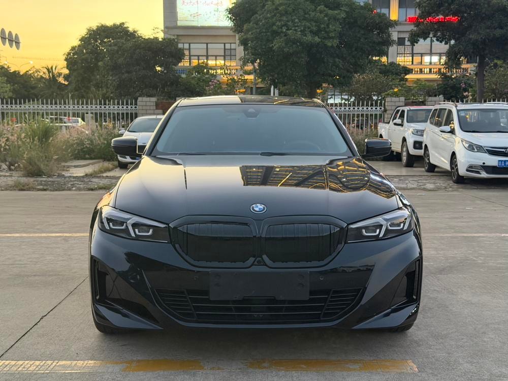 BMW i3 2022 — фото автомобиля